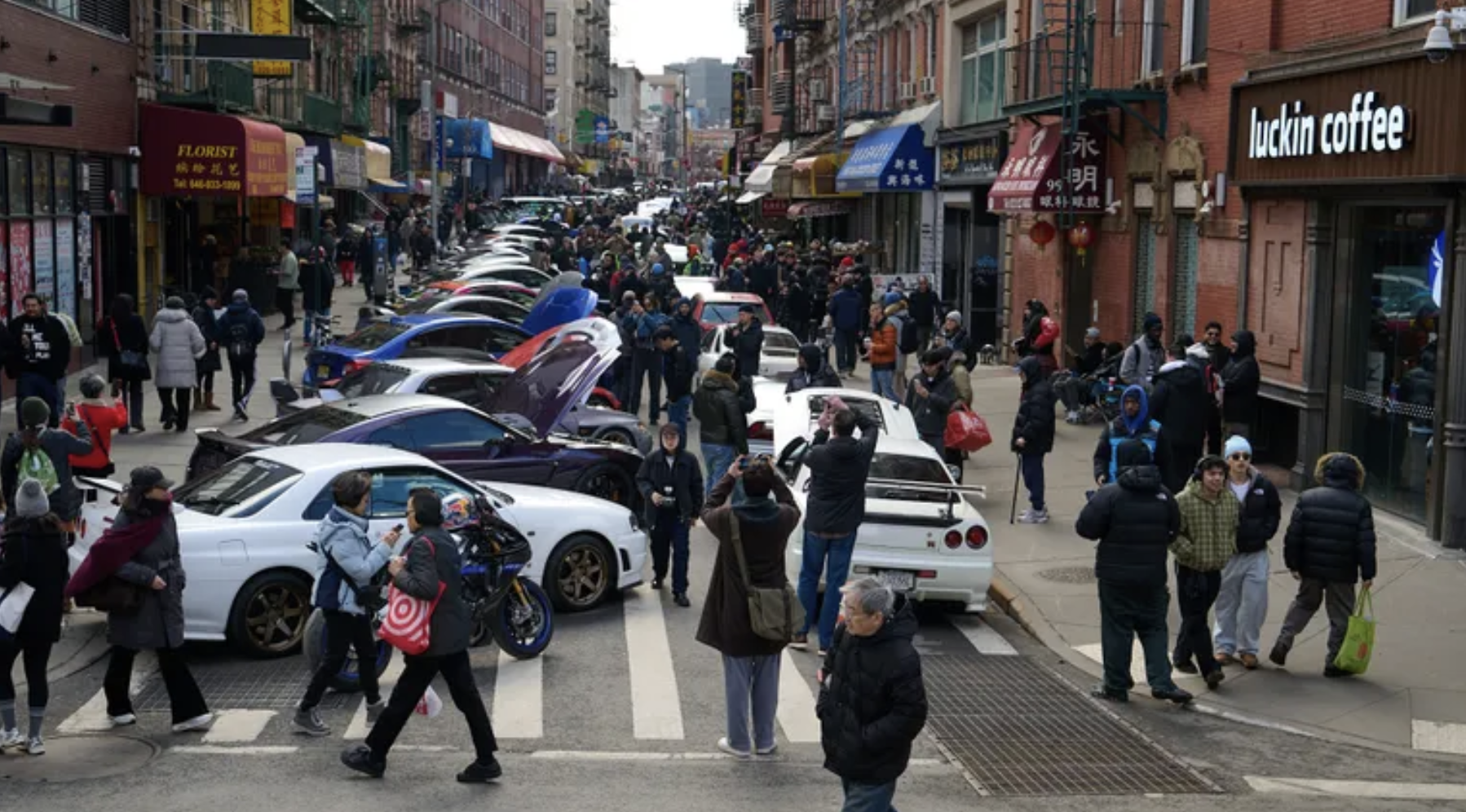 Elizabeth Street, packed for the route